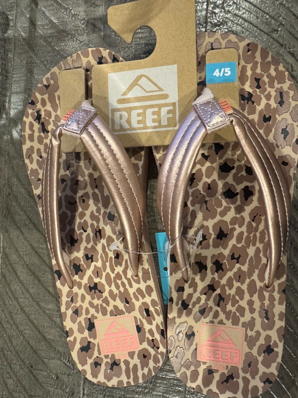 New- Kids-Reef Metallic Rose Gold Strappy Flip Flops with Leopard Size 4/5
